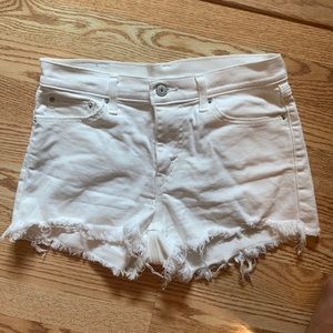 White Levi’s shorts